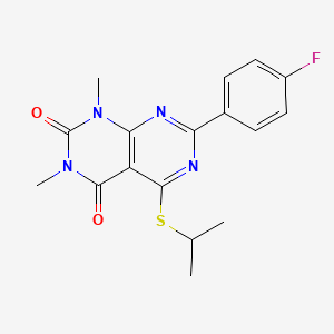 molecular formula C17H17FN4O2S B2552470 7-(4-Fluorophenyl)-1,3-dimethyl-5-propan-2-ylsulfanylpyrimido[4,5-d]pyrimidine-2,4-dione CAS No. 852169-57-4