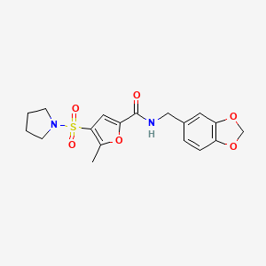 molecular formula C18H20N2O6S B2552840 N-(苯并[d][1,3]二氧杂环戊-5-基甲基)-5-甲基-4-(吡咯烷-1-磺酰基)呋喃-2-甲酰胺 CAS No. 1207010-89-6