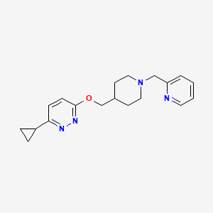molecular formula C19H24N4O B2553371 3-Cyclopropyl-6-[[1-(pyridin-2-ylmethyl)piperidin-4-yl]methoxy]pyridazine CAS No. 2320889-15-2