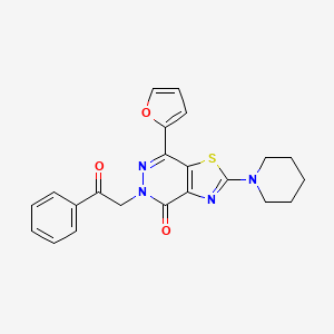 molecular formula C22H20N4O3S B2553525 7-(呋喃-2-基)-5-(2-氧代-2-苯乙基)-2-(哌啶-1-基)噻唑并[4,5-d]嘧啶-4(5H)-酮 CAS No. 1203323-97-0
