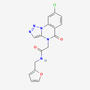 molecular formula C16H12ClN5O3 B2554235 2-(8-chloro-5-oxo[1,2,3]triazolo[1,5-a]quinazolin-4(5H)-yl)-N-(2-furylmethyl)acetamide CAS No. 898438-05-6