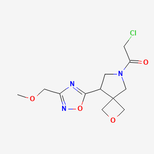2-Chloro-1-[5-[3-(methoxymethyl)-1,2,4-oxadiazol-5-yl]-2-oxa-7-azaspiro[3.4]octan-7-yl]ethanone