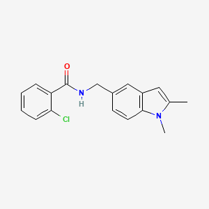 molecular formula C18H17ClN2O B2554676 2-氯-N-[(1,2-二甲基吲哚-5-基)甲基]苯甲酰胺 CAS No. 852137-36-1