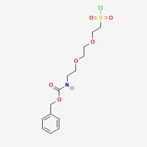 molecular formula C14H20ClNO6S B2555081 苯甲酸N-(2-{2-[2-(氯磺酰基)乙氧基]乙氧基}乙基)氨基甲酸酯 CAS No. 149636-42-0