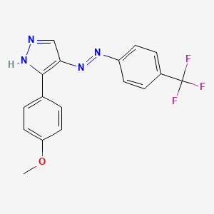 molecular formula C17H13F3N4O B2555895 3-(4-甲氧苯基)-4H-吡唑-4-酮 N-[4-(三氟甲基)苯基]腙 CAS No. 338414-26-9