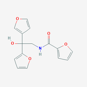 molecular formula C15H13NO5 B2556128 N-[2-(furan-2-il)-2-(furan-3-il)-2-hidroxietil]furan-2-carboxamida CAS No. 2034257-86-6