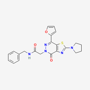 molecular formula C22H21N5O3S B2556426 N-苄基-2-(7-(呋喃-2-基)-4-氧代-2-(吡咯烷-1-基)噻唑并[4,5-d]嘧啶-5(4H)-基)乙酰胺 CAS No. 1105207-26-8