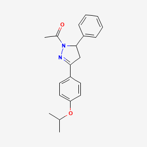 molecular formula C20H22N2O2 B2556632 1-(3-(4-isopropoxi fenil)-5-fenil-4,5-dihidro-1H-pirazol-1-il)etanona CAS No. 853750-31-9