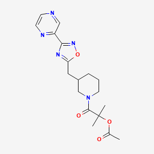 molecular formula C18H23N5O4 B2556957 2-甲基-1-氧代-1-(3-((3-(吡嗪-2-基)-1,2,4-恶二唑-5-基)甲基)哌啶-1-基)丙-2-基乙酸酯 CAS No. 1705071-77-7