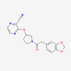 molecular formula C18H16N4O4 B2557113 3-((1-(2-(ベンゾ[d][1,3]ジオキソール-5-イル)アセチル)ピロリジン-3-イル)オキシ)ピラジン-2-カルボニトリル CAS No. 2034561-51-6