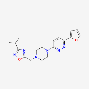 molecular formula C18H22N6O2 B2557516 5-[[4-[6-(Furan-2-yl)pyridazin-3-yl]piperazin-1-yl]methyl]-3-propan-2-yl-1,2,4-oxadiazole CAS No. 2380191-81-9