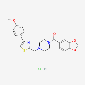 molecular formula C23H24ClN3O4S B2558160 盐酸苯并[d][1,3]二氧杂环-5-基(4-((4-(4-甲氧基苯基)噻唑-2-基)甲基)哌嗪-1-基)甲酮 CAS No. 1216591-14-8