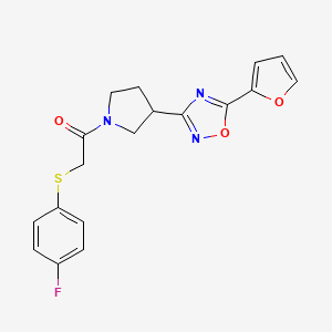 molecular formula C18H16FN3O3S B2558410 2-((4-氟苯基)硫基)-1-(3-(5-(呋喃-2-基)-1,2,4-噁二唑-3-基)吡咯烷-1-基)乙酮 CAS No. 2034321-67-8