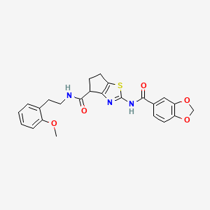 B2559203 2-(benzo[d][1,3]dioxole-5-carboxamido)-N-(2-methoxyphenethyl)-5,6-dihydro-4H-cyclopenta[d]thiazole-4-carboxamide CAS No. 955759-66-7