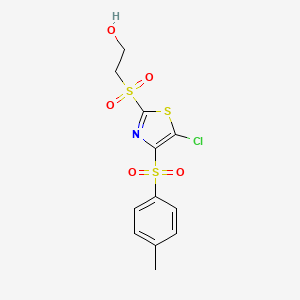 molecular formula C12H12ClNO5S3 B2559896 2-((5-Chloro-4-tosylthiazol-2-yl)sulfonyl)ethanol CAS No. 924444-98-4