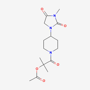2-Methyl-1-(4-(3-methyl-2,4-dioxoimidazolidin-1-yl)piperidin-1-yl)-1-oxopropan-2-yl acetate