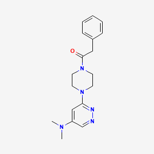 molecular formula C18H23N5O B2560748 1-(4-(5-(二甲氨基)哒嗪-3-基)哌嗪-1-基)-2-苯基乙酮 CAS No. 1797078-90-0