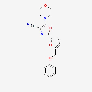 molecular formula C20H19N3O4 B2560883 5-吗啉-2-(5-((对甲苯氧基)甲基)呋喃-2-基)恶唑-4-腈 CAS No. 941929-18-6