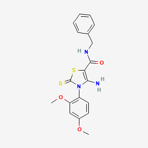 molecular formula C19H19N3O3S2 B2560885 4-氨基-N-苄基-3-(2,4-二甲氧基苯基)-2-硫代-2,3-二氢噻唑-5-羧酰胺 CAS No. 946242-97-3