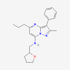 molecular formula C21H26N4O B2560987 2-甲基-3-苯基-5-丙基-N-(四氢呋喃-2-基甲基)吡唑并[1,5-a]嘧啶-7-胺 CAS No. 900285-05-4