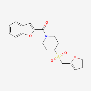 molecular formula C19H19NO5S B2561334 Benzofuran-2-yl(4-((furan-2-ylmethyl)sulfonyl)piperidin-1-yl)methanone CAS No. 1448056-87-8