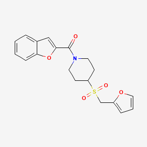 molecular formula C19H19NO5S B2561334 Benzofuran-2-yl(4-((furan-2-ylmethyl)sulfonyl)pipéridin-1-yl)méthanone CAS No. 1448056-87-8