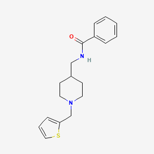 molecular formula C18H22N2OS B2561612 N-((1-(噻吩-2-基甲基哌啶-4-基)甲基)苯甲酰胺 CAS No. 954023-44-0