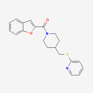 molecular formula C20H20N2O2S B2561989 Benzofuran-2-yl(4-((pyridin-2-ylthio)methyl)piperidin-1-yl)methanone CAS No. 1421489-40-8