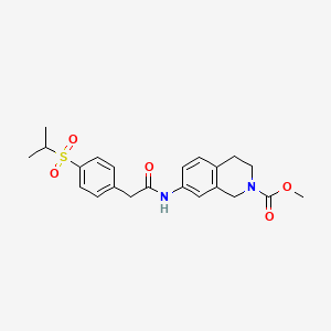 molecular formula C22H26N2O5S B2562892 7-(2-(4-(イソプロピルスルホニル)フェニル)アセチルアミノ)-3,4-ジヒドロイソキノリン-2(1H)-カルボン酸メチル CAS No. 1448074-59-6