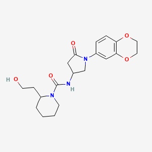 molecular formula C20H27N3O5 B2563178 N-(1-(2,3-二氢苯并[b][1,4]二氧杂环-6-基)-5-氧代吡咯烷-3-基)-2-(2-羟乙基)哌啶-1-甲酰胺 CAS No. 894035-34-8