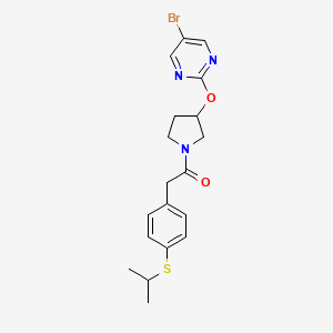 1-{3-[(5-Bromopyrimidin-2-yl)oxy]pyrrolidin-1-yl}-2-[4-(propan-2-ylsulfanyl)phenyl]ethan-1-one