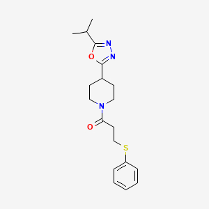 1-(4-(5-Isopropyl-1,3,4-oxadiazol-2-yl)piperidin-1-yl)-3-(phenylthio)propan-1-one