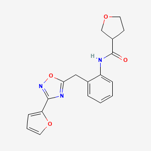 molecular formula C18H17N3O4 B2564012 N-(2-((3-(furan-2-yl)-1,2,4-oxadiazol-5-yl)methyl)phenyl)tetrahydrofuran-3-carboxamide CAS No. 1797068-47-3