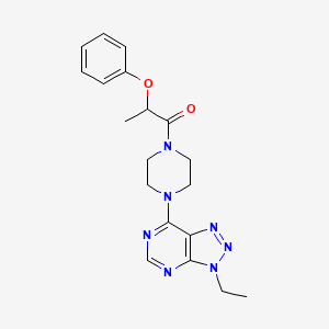 molecular formula C19H23N7O2 B2564566 1-(4-(3-ethyl-3H-[1,2,3]triazolo[4,5-d]pyrimidin-7-yl)piperazin-1-yl)-2-phenoxypropan-1-one CAS No. 1058386-50-7