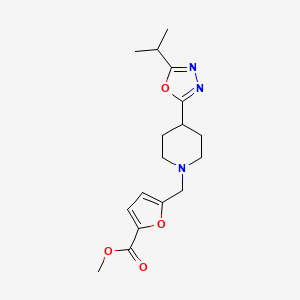 molecular formula C17H23N3O4 B2564940 Methyl 5-((4-(5-isopropyl-1,3,4-oxadiazol-2-yl)piperidin-1-yl)methyl)furan-2-carboxylate CAS No. 1421482-23-6
