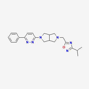 molecular formula C22H26N6O B2565833 3-Phenyl-6-(5-{[3-(propan-2-yl)-1,2,4-oxadiazol-5-yl]methyl}-octahydropyrrolo[3,4-c]pyrrol-2-yl)pyridazine CAS No. 2415512-13-7