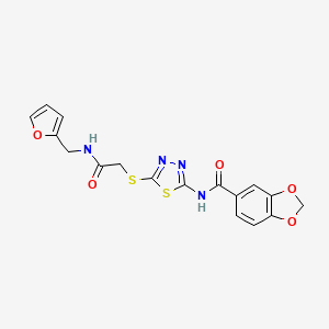 molecular formula C17H14N4O5S2 B2566636 N-[5-[[2-(2-呋喃甲基氨基)-2-氧代乙基]硫]-1,3,4-噻二唑-2-基]-1,3-苯二氧杂环-5-甲酰胺 CAS No. 868973-93-7