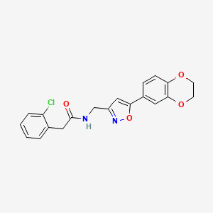 molecular formula C20H17ClN2O4 B2567605 2-(2-氯苯基)-N-((5-(2,3-二氢苯并[b][1,4]二噁杂环-6-基)异恶唑-3-基)甲基)乙酰胺 CAS No. 1207013-44-2