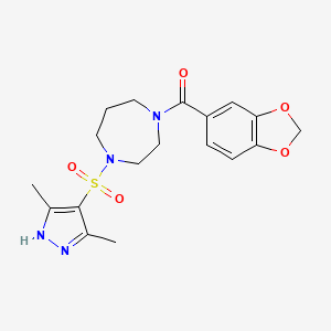 molecular formula C18H22N4O5S B2567718 苯并[d][1,3]二氧杂环-5-基(4-((3,5-二甲基-1H-吡唑-4-基)磺酰基)-1,4-二氮杂环-1-基)甲苯酮 CAS No. 1902935-75-4