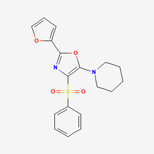molecular formula C18H18N2O4S B2567784 1-(4-苯磺酰基-2-呋喃-2-基-恶唑-5-基)-哌啶 CAS No. 303753-71-1