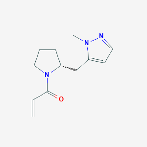 1-[(2R)-2-[(2-Methylpyrazol-3-yl)methyl]pyrrolidin-1-yl]prop-2-en-1-one