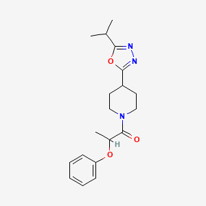1-(4-(5-Isopropyl-1,3,4-oxadiazol-2-yl)piperidin-1-yl)-2-phenoxypropan-1-one