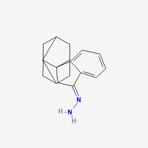 molecular formula C18H22N2 B2570268 3,3-[螺-2-金刚烷基]-1-茚满酮腙 CAS No. 400083-52-5