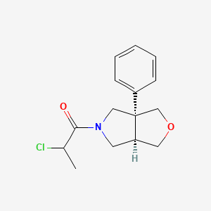 molecular formula C15H18ClNO2 B2570469 1-[(3Ar,6aR)-3a-phenyl-3,4,6,6a-tetrahydro-1H-furo[3,4-c]pyrrol-5-yl]-2-chloropropan-1-one CAS No. 2411183-47-4
