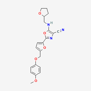 molecular formula C21H21N3O5 B2570807 2-(5-((4-甲氧基苯氧基)甲基)呋喃-2-基)-5-(((四氢呋喃-2-基)甲基)氨基)恶唑-4-腈 CAS No. 946278-54-2