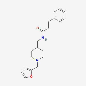 molecular formula C20H26N2O2 B2572684 N-((1-(furan-2-ylmethyl)piperidin-4-yl)methyl)-3-phenylpropanamide CAS No. 953915-82-7