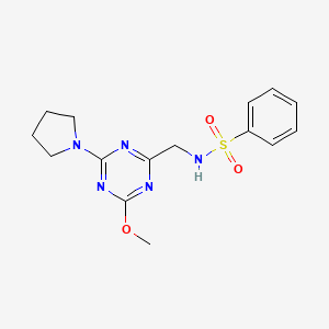 molecular formula C15H19N5O3S B2573082 N-((4-methoxy-6-(pyrrolidin-1-yl)-1,3,5-triazin-2-yl)methyl)benzenesulfonamide CAS No. 2034576-90-2