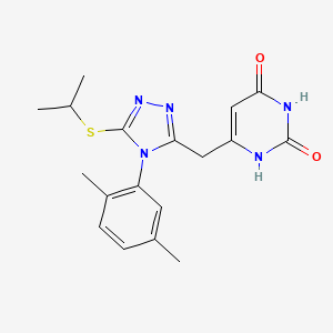 molecular formula C18H21N5O2S B2573354 6-((4-(2,5-二甲苯基)-5-(异丙硫)-4H-1,2,4-三唑-3-基)甲基)嘧啶-2,4(1H,3H)-二酮 CAS No. 852048-09-0