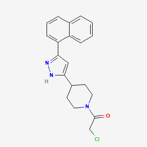 molecular formula C20H20ClN3O B2573520 2-氯-1-[4-(3-萘-1-基-1H-吡唑-5-基)哌啶-1-基]乙酮 CAS No. 1030386-33-4