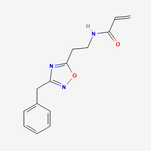 molecular formula C14H15N3O2 B2574666 N-[2-(3-Benzyl-1,2,4-oxadiazol-5-yl)ethyl]prop-2-enamide CAS No. 2305306-01-6
